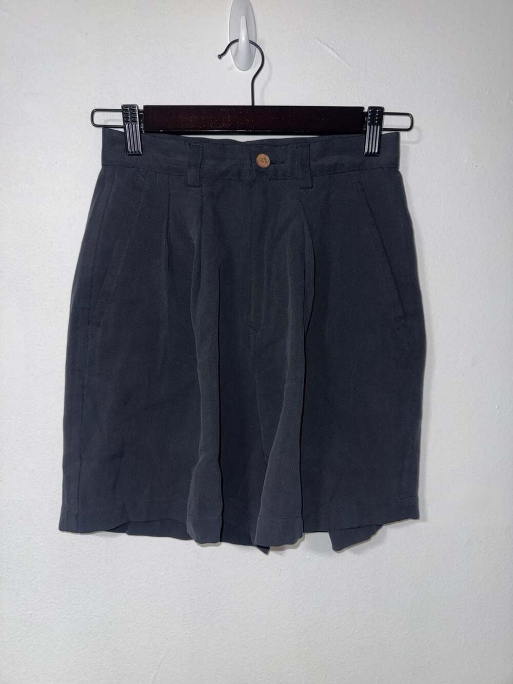 Tommy Bahama Silk Shorts Size 2 Black Pleated